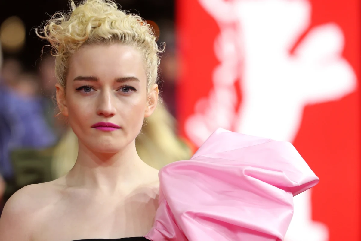 Julia Garner ma największe szanse, żeby otrzymać główną rolę w filmie biograficznym o Madonnie. 28-letnia aktorka miała już nawet otrzymać propozycję zagrania ikony popu – informuje "Variety". Film wyreżyserować ma sama wokalistka.