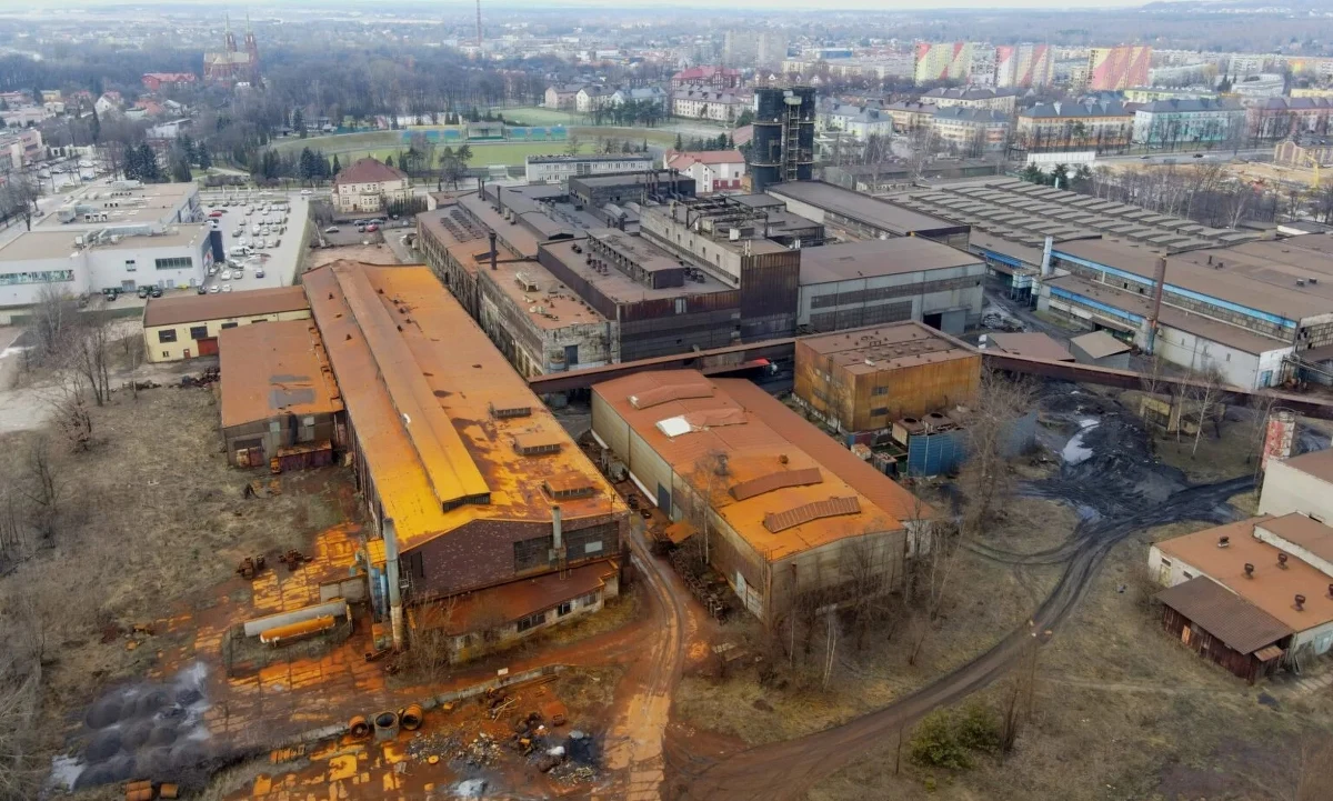 Źle działające urządzenia i niewłaściwe postępowanie z odpadami. Takie nieprawidłowości wykazała kontrola prowadzona w jednym z zakładów w Zawierciu. Inspektorzy z ochrony środowiska pojawili się tam, bo okoliczni mieszkańcy skarżyli się na gryzący, pomarańczo-rdzawy pył unoszący się w pobliżu obiektu.