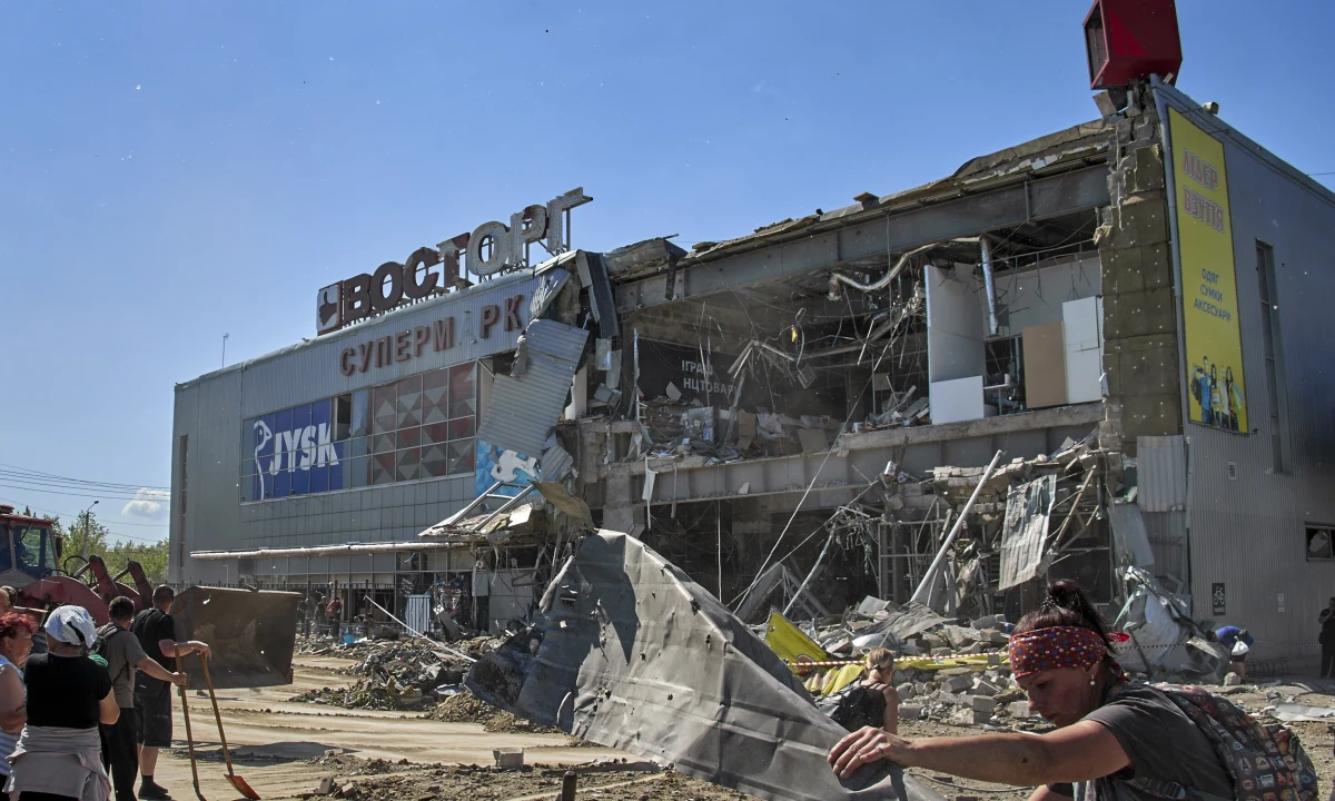 Trwa ofensywa na wschodzie Ukrainy. Bitwy o Siewierodonieck nie ustają i wiele wskazuje na to, że Rosjanie kontrolują większość miasta. Sporą różnicę robi przewaga w uzbrojeniu. Szef rosyjskiej dyplomacji Siergiej Ławrow został na konferencji prasowej zapytany o kradzież zboża przez żołnierzy. Minister zareagował nerwowo i zarzucił dziennikarzowi, że go "głowa boli". Rząd samozwańczej Donieckiej Republiki Ludowej został zdymisjonowany. Może to być działanie w ramach przygotowań do przyłączenia regionu do Rosji. Zebraliśmy dla Was najważniejsze informacje ze 105. dnia rosyjskiej inwazji na Ukrainę. 