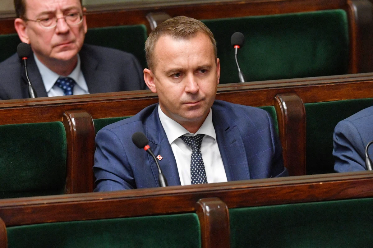 "Po rozmowie z wicepremierem Jarosławem Kaczyńskim oraz prezesem Partii Republikańskiej Adamem Bielanem, kierując się dobrem Zjednoczonej Prawicy, podjąłem decyzję o rezygnacji z funkcji ministra w Kancelarii Prezesa Rady Ministrów" - oświadczył w mediach społecznościowych Michał Cieślak. Decyzja miała związek ze sprawą naczelniczki poczty z Pacanowa w województwie świętokrzyskim. Kobieta poskarżyła się politykowi na drożyznę. Miała za to zostać wezwana na dywanik i usłyszeć, że straci pracę.