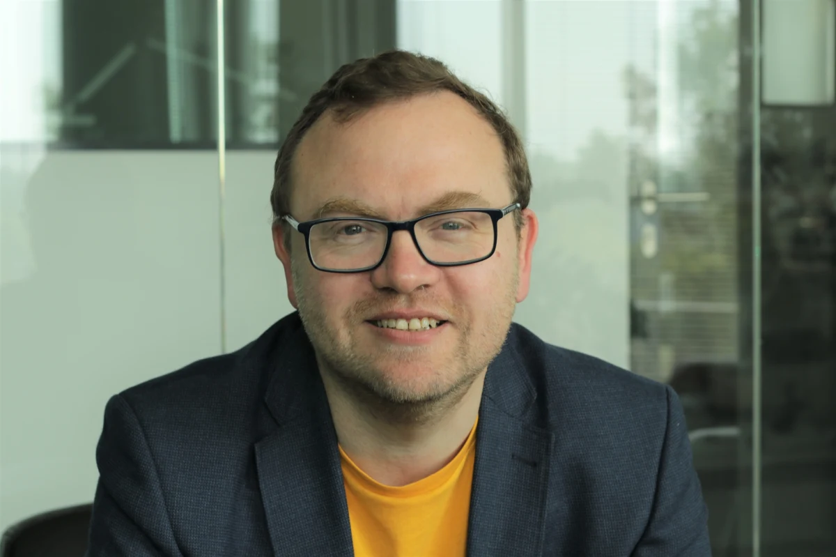 "Wojna trwa już od trzech i pół miesiąca. Ukraińcy walczą trochę na oparach adrenaliny" - mówił w Porannej rozmowie w RMF FM dyrektor Ośrodka Studiów Wschodnich, dr Adam Eberhardt. "Ukraina swoją niezwykle skuteczną polityką informacyjną, która miejscami graniczyła z propagandą sukcesu, trochę sobie sprowokowała problemów" - zaznaczył gość Roberta Mazurka.