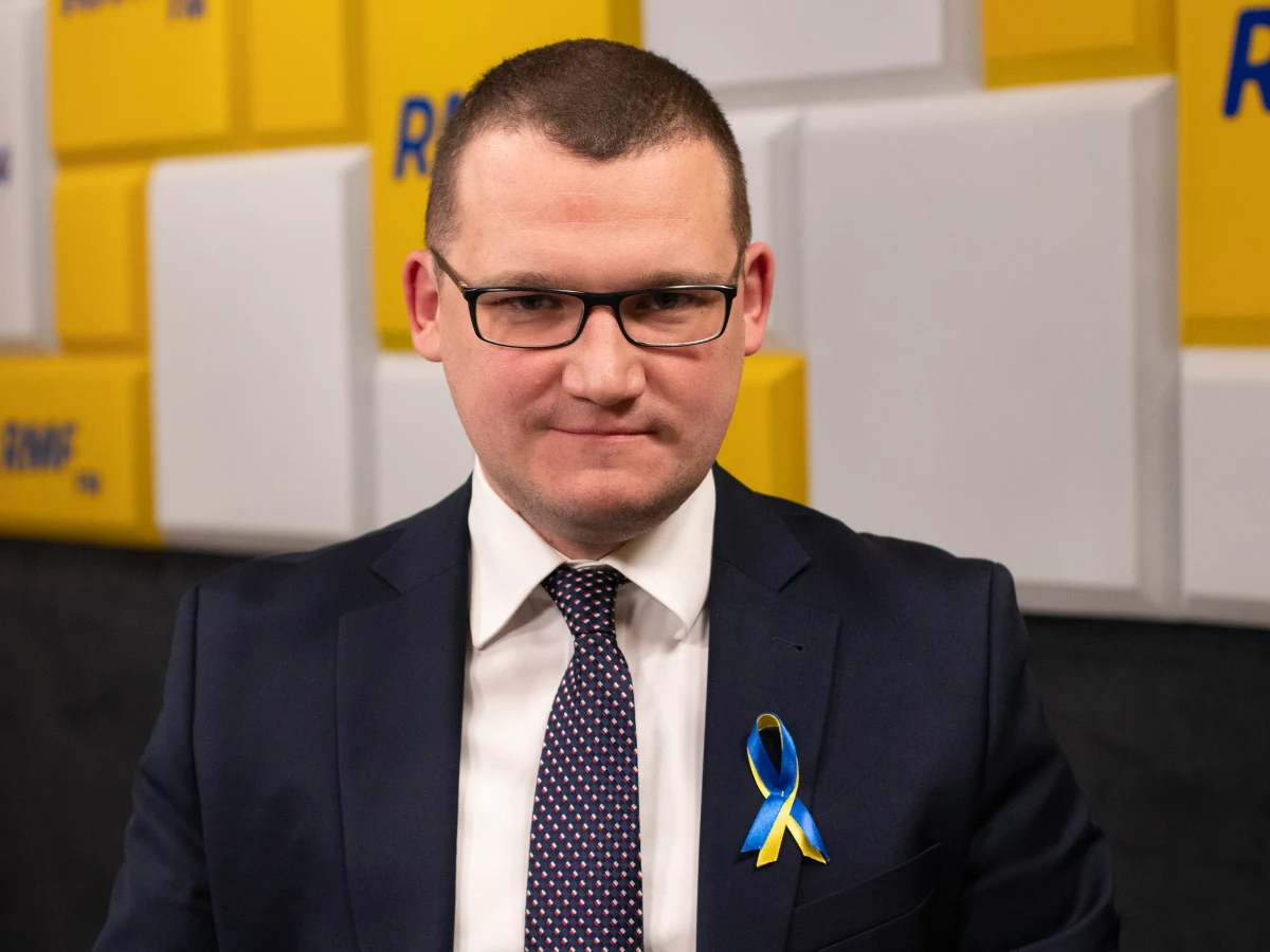"Wprowadzone ograniczenia wynikały z tego, że nie było zapory na granicy polsko-białoruskiej" - mówił w Rozmowie w południe w RMF FM Paweł Szefernaker, wiceszef MSWiA i pełnomocnik rządu ds. uchodźców. 1 lipca przestanie obowiązywać rozporządzenie o czasowym zakazie przebywania na obszarze przygranicznym województw podlaskiego i lubelskiego. "180 kilometrów granicy polsko-białoruskiej to będzie teren, gdzie będzie zapora" - mówił gość Rocha Kowalskiego.