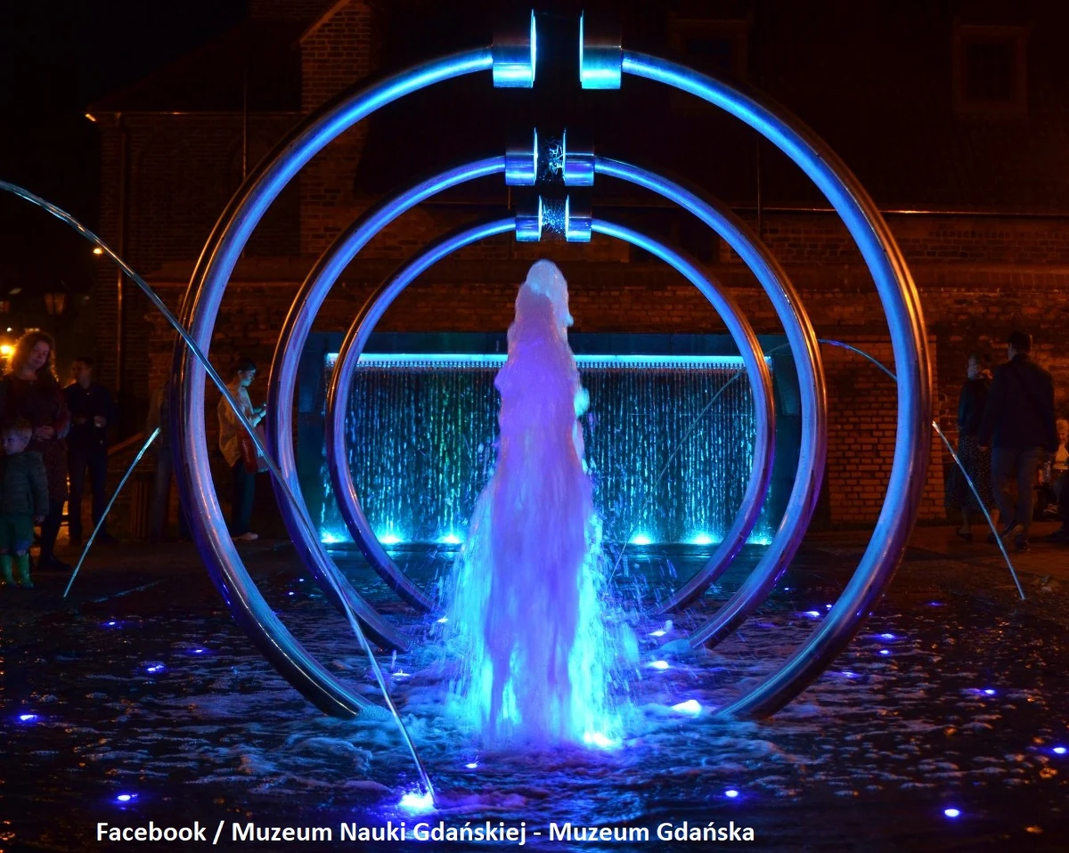 Wieczorne, plenerowe pokazy wody, światła i dźwięku będą odbywać się w czerwcowe, lipcowe oraz sierpniowe weekendy. Ponownie będzie można posłuchać i zobaczyć efekt artystycznego połączenia carillonu z kościoła św. Katarzyny i Fontanny Heweliusza.