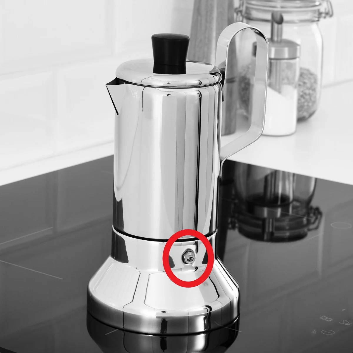 IKEA wycofuje z rynku kawiarki METALLISK o poj. 0,4 l z zaworem bezpieczeństwa ze stali nierdzewnej, oznaczone datami pomiędzy 2040 i 2204, i zwraca się do klientów o nieużywanie dłużej tego sprzętu. Powodem jest ryzyko wybuchu podczas użytkowania.