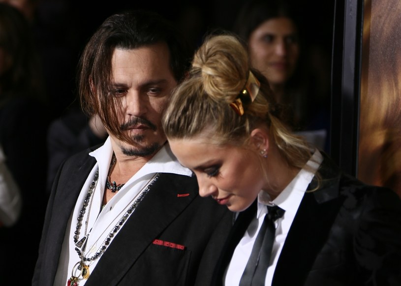 Trwający ponad siedem tygodni proces o zniesławienie, który Johnny Depp wytoczył eksmałżonce, zakończył się werdyktem korzystnym dla gwiazdora "Piratów z Karaibów". Amber Heard została uznana winną zarzucanych jej czynów, w związku z czym ma wypłacić dawnemu ukochanemu wielomilionowe odszkodowanie. Jak zasugerowali tymczasem adwokaci aktora, istnieje szansa, iż zrezygnuje on z zasądzonej kwoty zadośćuczynienia.