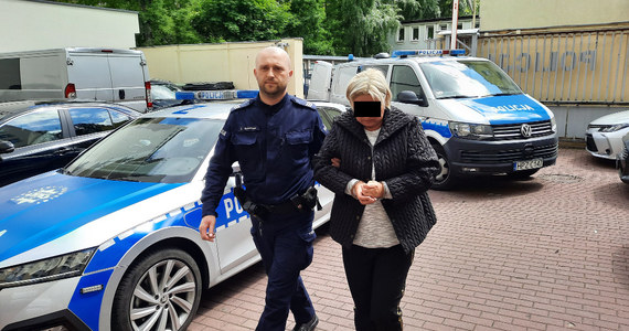 48-letnia kobieta z podrobionym dowodem osobistym i ucharakteryzowana na starszą próbowała w jednej z warszawskich kancelarii notarialnych doprowadzić do sprzedaży 100-metrowego mieszkania w centrum stolicy. Została zatrzymana przez policję. Wpadł też jej wspólnik.