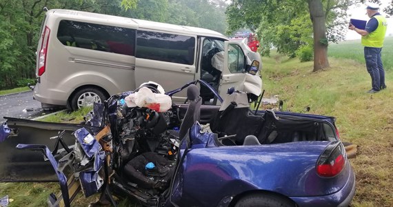 Jedna osoba zginęła w wypadku busa i samochodu osobowego, do którego doszło na drodze wojewódzkiej nr 434 w Niesłabinie, między Śremem a Kórnikiem, w Wielkopolsce. W zdarzeniu zginął kierowca osobówki.