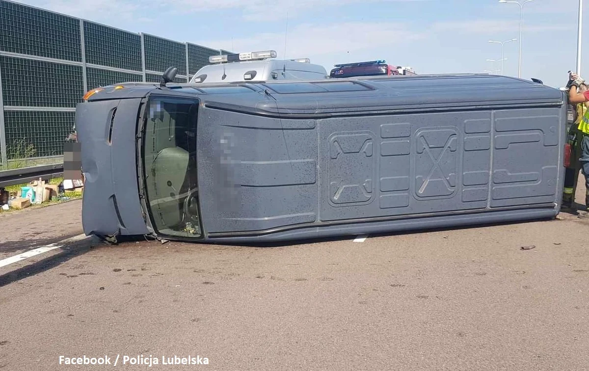 Przywrócony został już ruch na drodze ekspresowej S12 w kierunku Chełma i Zamościa. Rano w Janówku (woj. lubelskie) przewrócił się bus dostawczy. Według wstępnych ustaleń, w aucie pękła opona, w wyniku czego 36-letni kierowca stracił panowanie nad samochodem.