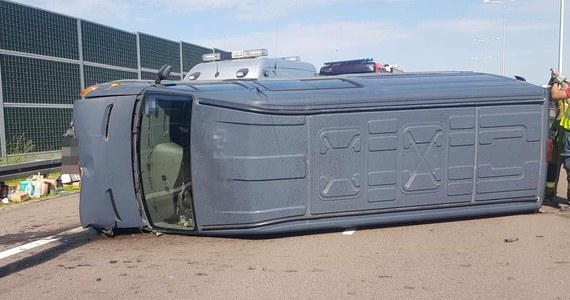 Przywrócony został już ruch na drodze ekspresowej S12 w kierunku Chełma i Zamościa. Rano w Janówku (woj. lubelskie) przewrócił się bus dostawczy. Według wstępnych ustaleń, w aucie pękła opona, w wyniku czego 36-letni kierowca stracił panowanie nad samochodem.