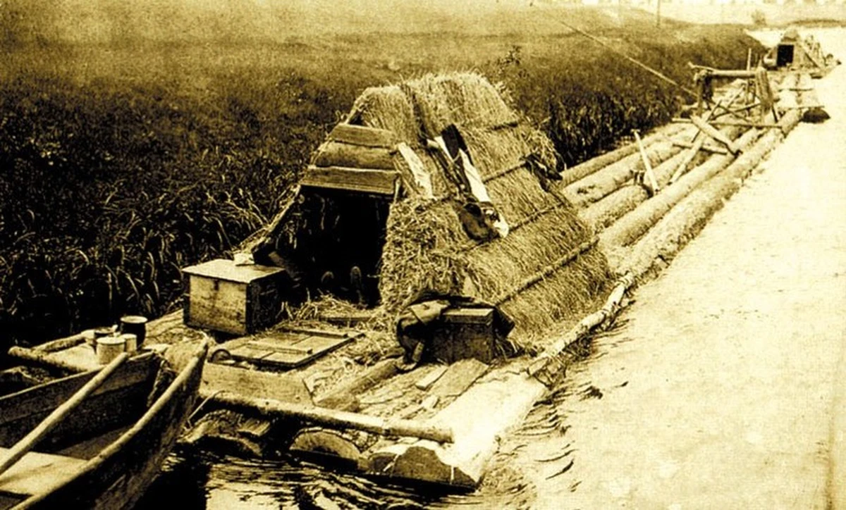 Grupa miłośników Kanału Elbląskiego rozpoczęła budowę tratwy z sosny taborskiej. Chcą nią popłynąć tak, jak pod koniec XIX w. 

