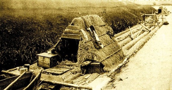 Grupa miłośników Kanału Elbląskiego rozpoczęła budowę tratwy z sosny taborskiej. Chcą nią popłynąć tak, jak pod koniec XIX w. 

