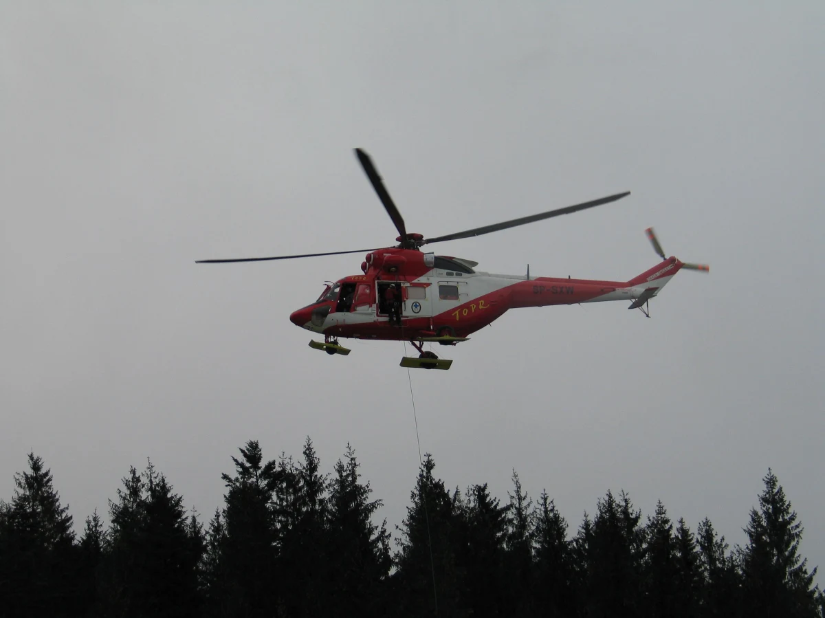 ​W rejonie Siwiańskich Turni w północnej grani Wołowca w Tarach Zachodnich w czwartek ratownicy TOPR odnaleźli ciężko rannego, poszukiwanego od wtorku mężczyznę. Poszkodowany został przetransportowany do zakopiańskiego szpitala z urazami głowy, klatki piersiowej oraz rąk i nóg - poinformował ratownik dyżurny TOPR Grzegorz Kubicki.