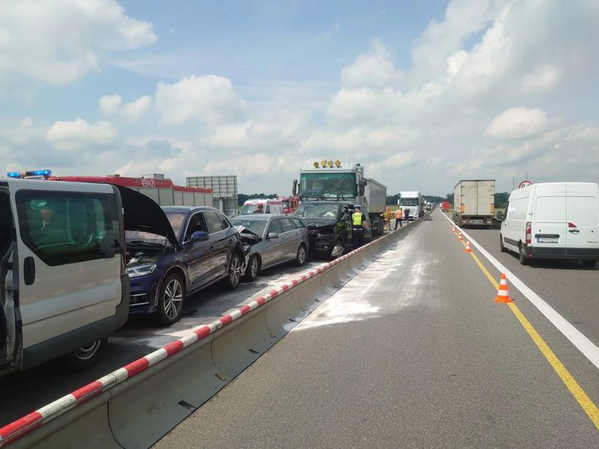 Na opolskim odcinku autostrady A4 między Kędzierzynem Koźlem a Strzelcami Opolskimi doszło do wypadku. Są ranni i utrudnienia dla kierowców. 