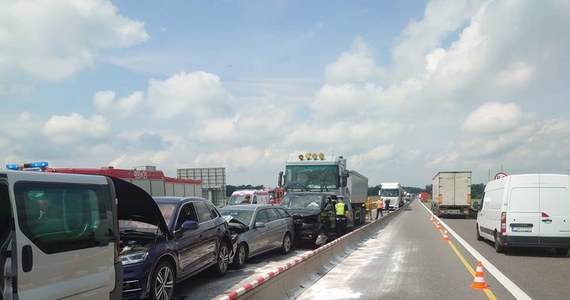 Na opolskim odcinku autostrady A4 między Kędzierzynem Koźlem a Strzelcami Opolskimi doszło do wypadku. Są ranni i utrudnienia dla kierowców. 