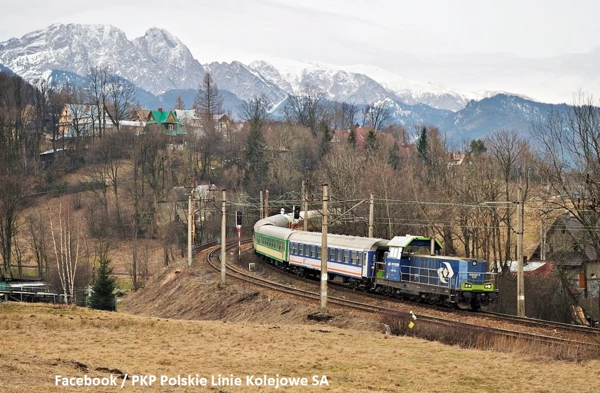 Ważna informacja dla turystów planujących odwiedzić Zakopane. Od 25 czerwca ponownie do stolicy Tatr będzie można dojechać pociągiem. Tym razem jednak nie do dworca przy ul. Chramcówki 35, ale do tymczasowej stacji przy ul. Spyrkówka w rejonie ul. Chyców-Potok (ok. 2 km przed stacją Zakopane).