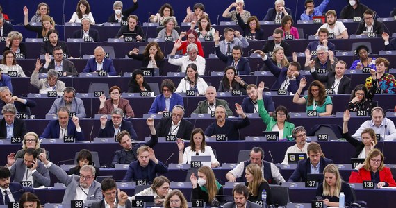 Parlament Europejski przegłosował rezolucję w sprawie polskiego KPO. Za głosowało 411 eurodeputowanych, przeciw - 129. Od głosu wstrzymało się 31 osób. Jak donosi nasza korespondentka w Brukseli, w dokumencie europarlament wyraża niepokój z powodu zaakceptowania przez Komisję Europejską polskiego Krajowego Planu Odbudowy. Tłumaczy to tym, że wciąż nie rozwiązana została kwestia problemów z praworządnością.