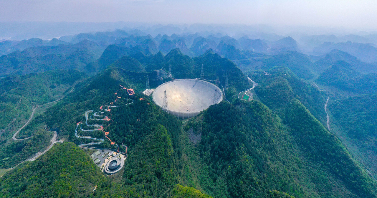 Ogromny radioteleskop o wiele mówiącej nazwie Oko Nieba to z pewnością jeden z najbardziej imponujących tworów ludzkich rąk na naszej planecie. Do czego służy ta ukryta w lesie konstrukcja i dlaczego 9000 osób musiało stracić z jej powodu dach nad głową?