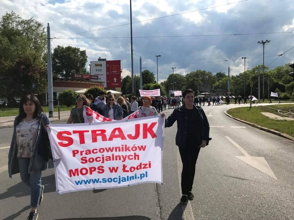 Właśnie skończyła się blokada Ronda Solidarności w Łodzi przez pracowników socjalnych MOPS. Jednocześnie strajkujący zaostrzają formę swojego protestu i od poniedziałku będą okupować główną siedzibę łódzkiego Miejskiego Ośrodka Pomocy Społecznej.