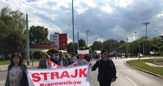 Właśnie skończyła się blokada Ronda Solidarności w Łodzi przez pracowników socjalnych MOPS. Jednocześnie strajkujący zaostrzają formę swojego protestu i od poniedziałku będą okupować główną siedzibę łódzkiego Miejskiego Ośrodka Pomocy Społecznej.