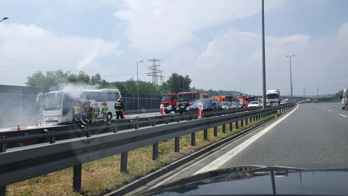 Pożar autokaru z wycieczką szkolną na małopolskim odcinku autostrady A4 w pobliżu węzła Wieliczka. Na szczęście nikomu nic się nie stało.