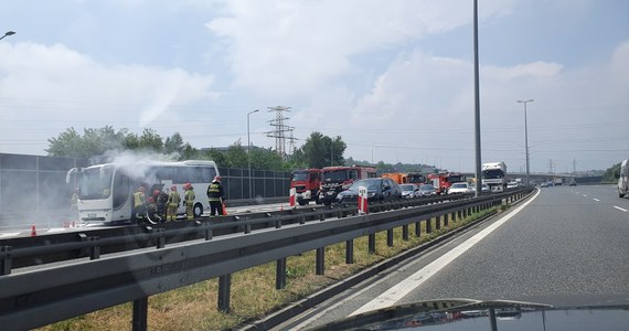 Pożar autokaru z wycieczką szkolną na małopolskim odcinku autostrady A4 w pobliżu węzła Wieliczka. Na szczęście nikomu nic się nie stało.