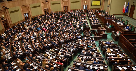 Sejm w czwartek poparł większość poprawek Senatu do nowelizacji ustawy o podatku dochodowym od osób fizycznych, która obniża dolną stawkę PIT z 17 do 12 procent. Sejm potwierdził też likwidację ulgi dla klasy średniej.