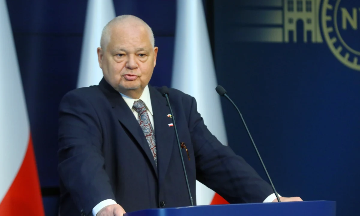 Cykl podwyżek stóp procentowych zbliża się do końca i niewykluczone, że w ostatnim kwartale przyszłego roku rozpocznie się obniżanie stóp procentowych NBP - powiedział prezes Narodowego Banku Polskiego Adam Glapiński. Prognozował, że po nowym roku inflacja spadnie " do około 6 proc". Stwierdził także, że jest "właściwym prezesem na taki trudny czas". 