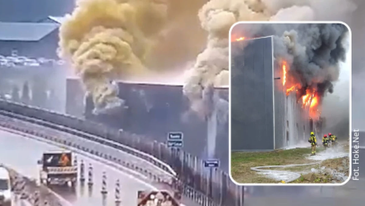 Duży pożar w Sanoku na Podkarpaciu. Ogień pojawił się w hali w zakładach Ciarko. Jeden strażak został poszkodowany.