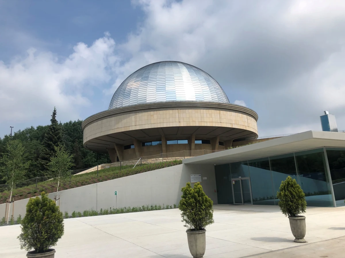 Po prawie czteroletniej przerwie w sobotę ponownie zostanie otwarte Planetarium Śląskie w Chorzowie. Placówka jest po rozbudowie i wielkiej modernizacji, która kosztowała ponad 150 mln zł. Zwiedzających czeka mnóstwo nowości, a na sobotę zaplanowano dodatkowe atrakcje, m.in. koncerty i pokaz z udziałem dronów.