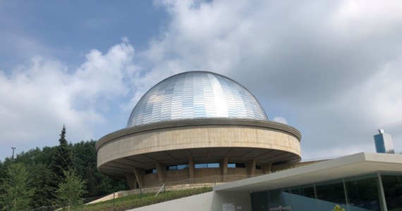 Po prawie czteroletniej przerwie w sobotę ponownie zostanie otwarte Planetarium Śląskie w Chorzowie. Placówka jest po rozbudowie i wielkiej modernizacji, która kosztowała ponad 150 mln zł. Zwiedzających czeka mnóstwo nowości, a na sobotę zaplanowano dodatkowe atrakcje, m.in. koncerty i pokaz z udziałem dronów.