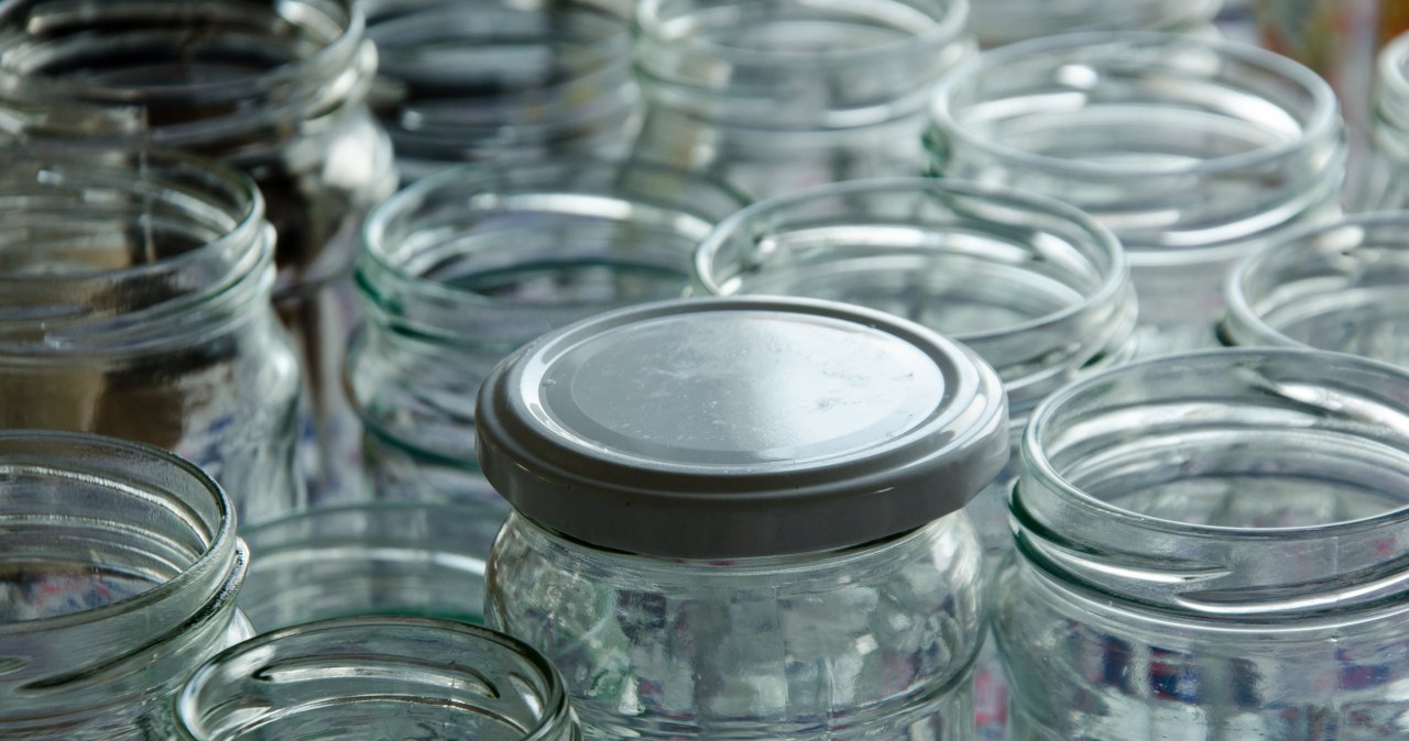 Bez szorowania i nerwów. Dzięki tym sposobom etykiety ze słoików zejdą błyskawicznie