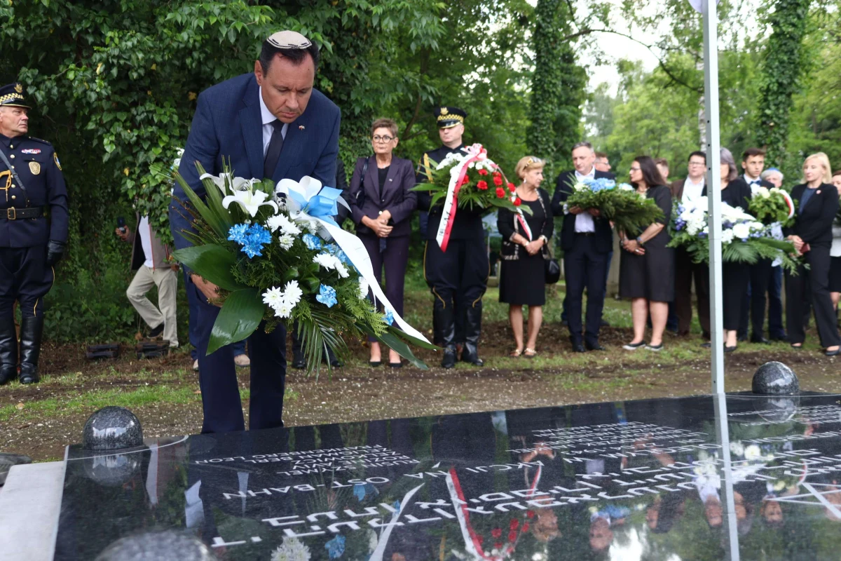 Na częstochowskim kirkucie odsłonięto w czwartek odrestaurowaną wojenną mogiłę żydowskich bojowników, poległych 22 kwietnia 1943 r. podczas ataku na niemiecki pociąg wojskowy, oraz żydowskich robotników kolejowych zamordowanych tego samego dnia przez Niemców w akcie zemsty.