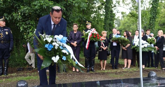 Na częstochowskim kirkucie odsłonięto w czwartek odrestaurowaną wojenną mogiłę żydowskich bojowników, poległych 22 kwietnia 1943 r. podczas ataku na niemiecki pociąg wojskowy, oraz żydowskich robotników kolejowych zamordowanych tego samego dnia przez Niemców w akcie zemsty.