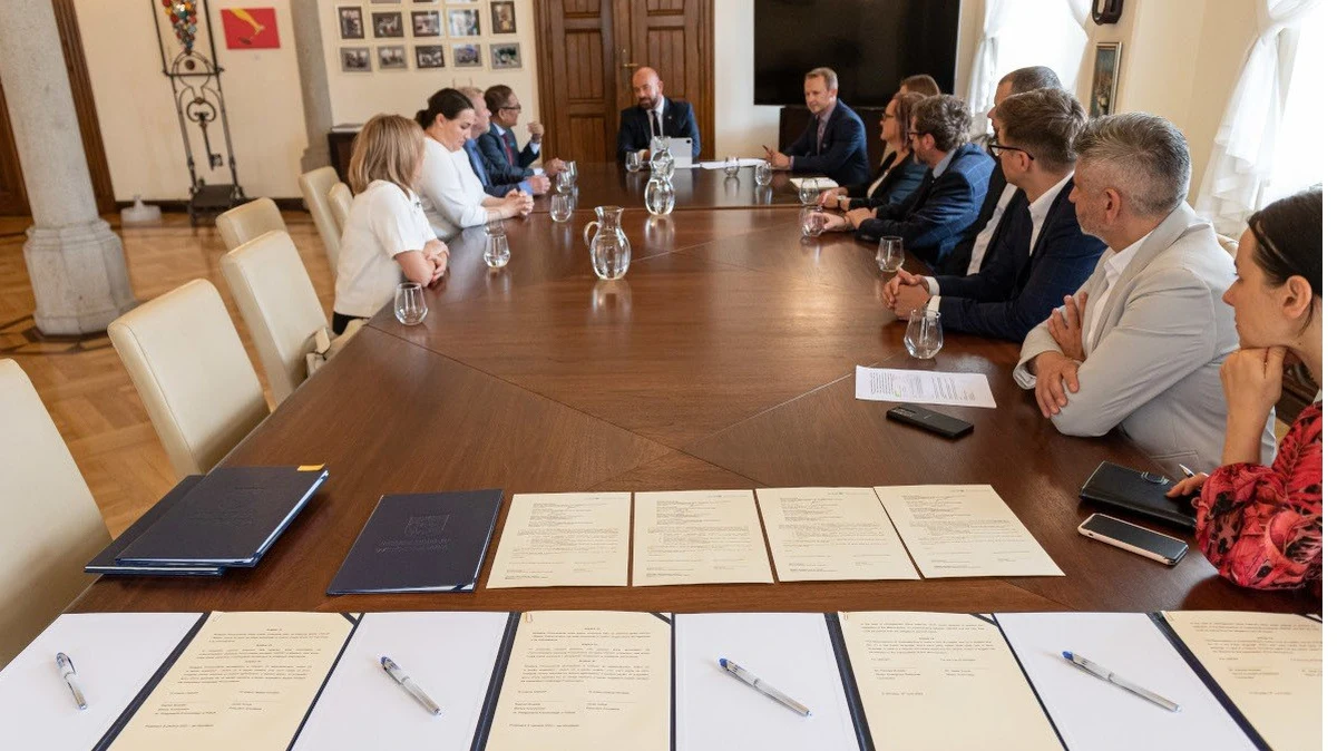 Wrocław otrzyma ponad 42 mln zł z UNICEF-u na działania pomocowe związane z przebywającymi w Polsce uchodźcami z Ukrainy. Memorandum w tej sprawie podpisali w czwartek prezydent Wrocławia Jacek Sutryk i dr Rashed Mustafa Sarwar, koordynator UNICEF-u ds. Reagowania Kryzysowego w Polsce.