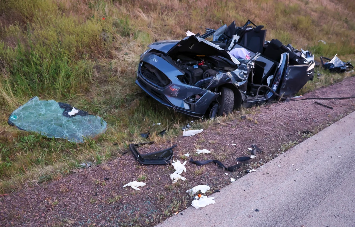 3 osoby poniosły śmierć, a 18 zostało rannych w wyniku zderzenia czterech pojazdów – dwóch samochodów osobowych i dwóch vanów - na drodze A14 w okolicy Halle (Saksonia-Anhalt). Jednym z vanów podróżowała drużyna młodzieżowa klubu piłki nożnej FC Magdeburg, jadąca na mecz do Mersburga – informuje portal dziennika „Bild”.