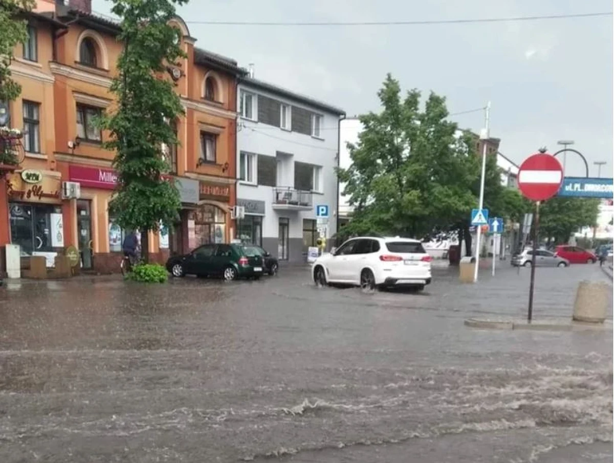 IMGW wydał ostrzeżenia drugiego stopnia przed burzami z gradem. Dotyczą one województw: podlaskiego, podkarpackiego, mazowieckiego, małopolskiego i lubelskiego. Do północy z powodu wczorajszych nawałnic strażacy mieli ponad 1600 zgłoszeń.