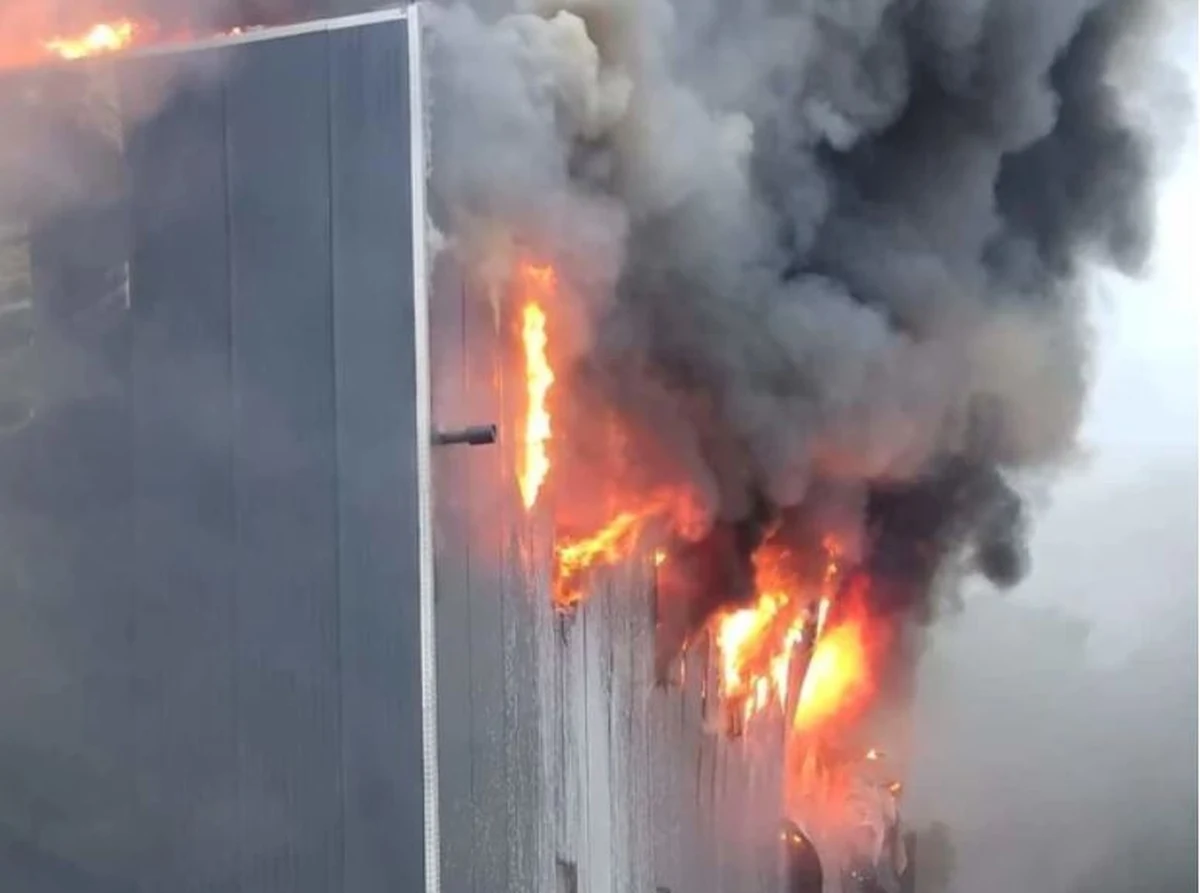 Strażacy dogaszają pożar w zakładach Ciarko w Sanoku na Podkarpaciu. Ogień pojawił się wczoraj wczesnym popołudniem w hali, gdzie znajdowała się lakiernia. Przed przyjazdem służb ewakuowali się wszyscy pracownicy zakładu. 