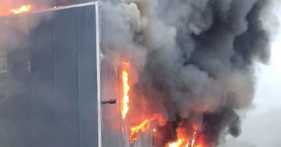 Strażacy dogaszają pożar w zakładach Ciarko w Sanoku na Podkarpaciu. Ogień pojawił się wczoraj wczesnym popołudniem w hali, gdzie znajdowała się lakiernia. Przed przyjazdem służb ewakuowali się wszyscy pracownicy zakładu. 