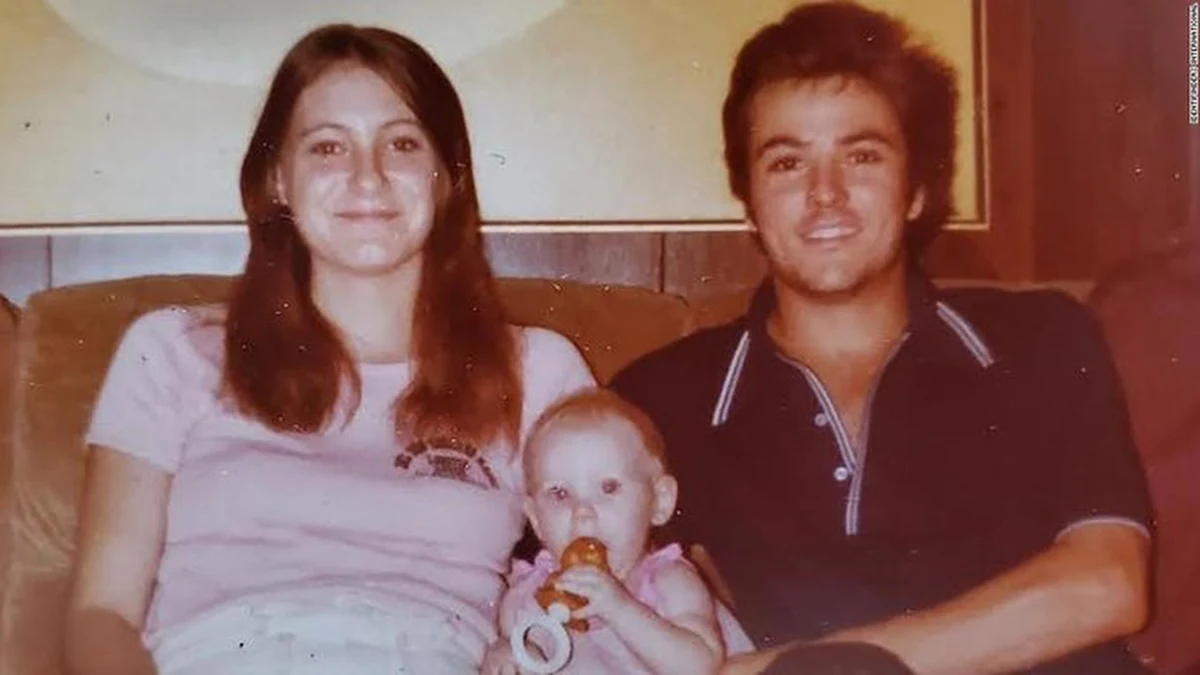 Od ponad 40 lat dziadkowie Holly Clouse nie wiedzieli, co stało się z ich wnuczką. Pochodząca z Florydy dziewczynka zaginęła w 1981 roku. Aż do ubiegłego roku nieznany był też los jej rodziców. Ciała małżeństwa znaleziono w 1981 r., ale dopiero w ubiegłym roku zostały zidentyfikowane. Teraz prokuratura z Teksasu odnalazła też Holly Clouse. Kobieta ma 42 lata i właśnie dowiedziała się, kim byli jej biologiczni rodzice.