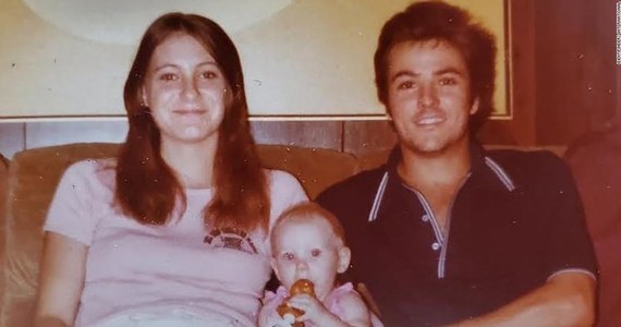 Od ponad 40 lat dziadkowie Holly Clouse nie wiedzieli, co stało się z ich wnuczką. Pochodząca z Florydy dziewczynka zaginęła w 1981 roku. Aż do ubiegłego roku nieznany był też los jej rodziców. Ciała małżeństwa znaleziono w 1981 r., ale dopiero w ubiegłym roku zostały zidentyfikowane. Teraz prokuratura z Teksasu odnalazła też Holly Clouse. Kobieta ma 42 lata i właśnie dowiedziała się, kim byli jej biologiczni rodzice.