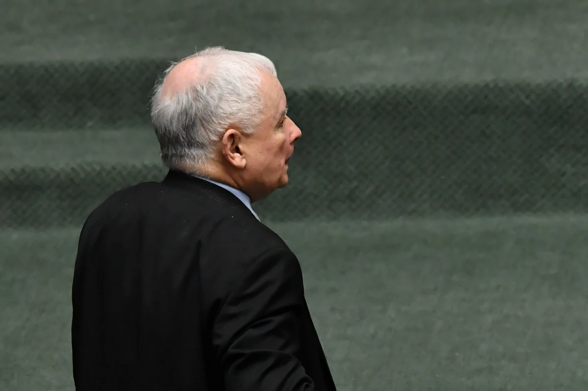 "Nie chcę być wicepremierem, który głównie zajmuje się działalnością partyjną, dlatego w bardzo krótkim czasie zrezygnuję ze stanowiska w rządzie"- oświadczył w rozmowie z Polską Agencją Prasową wicepremier i szef Prawa i Sprawiedliwości Jarosław Kaczyński. Taką zapowiedź Kaczyński składał już w październiku 2021 roku. Mówił wtedy, że odejdzie z rządu… na początku tego roku. 