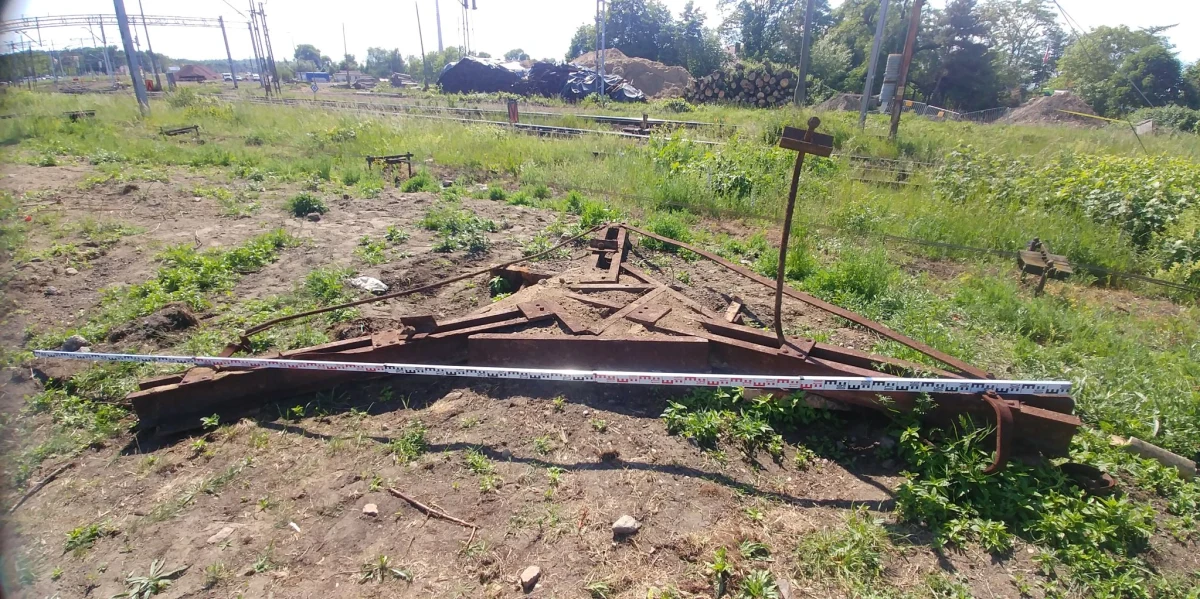 Ten kawał zardzewiałego metalu to rzadki relikt z czasów niemieckiej obrony Szczecina. Podczas prac przy moście kolejowym w Podjuchach w Szczecinie budowlańcy natrafili na podstawę niemieckiego działa z końcówki wojny. Dzięki czujnemu oku pasjonatów historii i militariów, którzy w skorodowanej konstrukcji rozpoznali zabytek, znalezisko nie trafiło on na złom. 