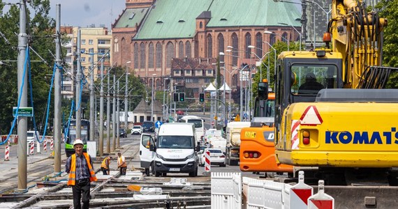 W najbliższą niedzielę do południa wstrzymany będzie ruch tramwajów na Prawobrzeże Szczecina. Ma to związek z pracami remontowymi w rejonie ulicy Energetyków. Drogowcy muszą przepiąć ruch tramwajowy na nowy tor, by zająć się jego drugą nitką.