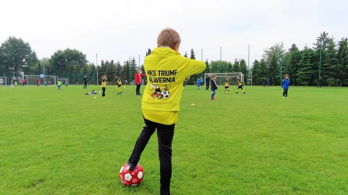 Wszyscy miłośnicy piłki nożnej „od lat trzech do stu trzech” mogą wziąć udział w obchodach 10-lecia  Młodzieżowego Klub Sportowego TRIUMF Alwernia. Będę gry i zabawy dla dzieci, mecze między dziećmi i rodzicami oraz warsztaty freestyle footballu czyli wykonywania niezwykle efektownych ewolucji z piłką.