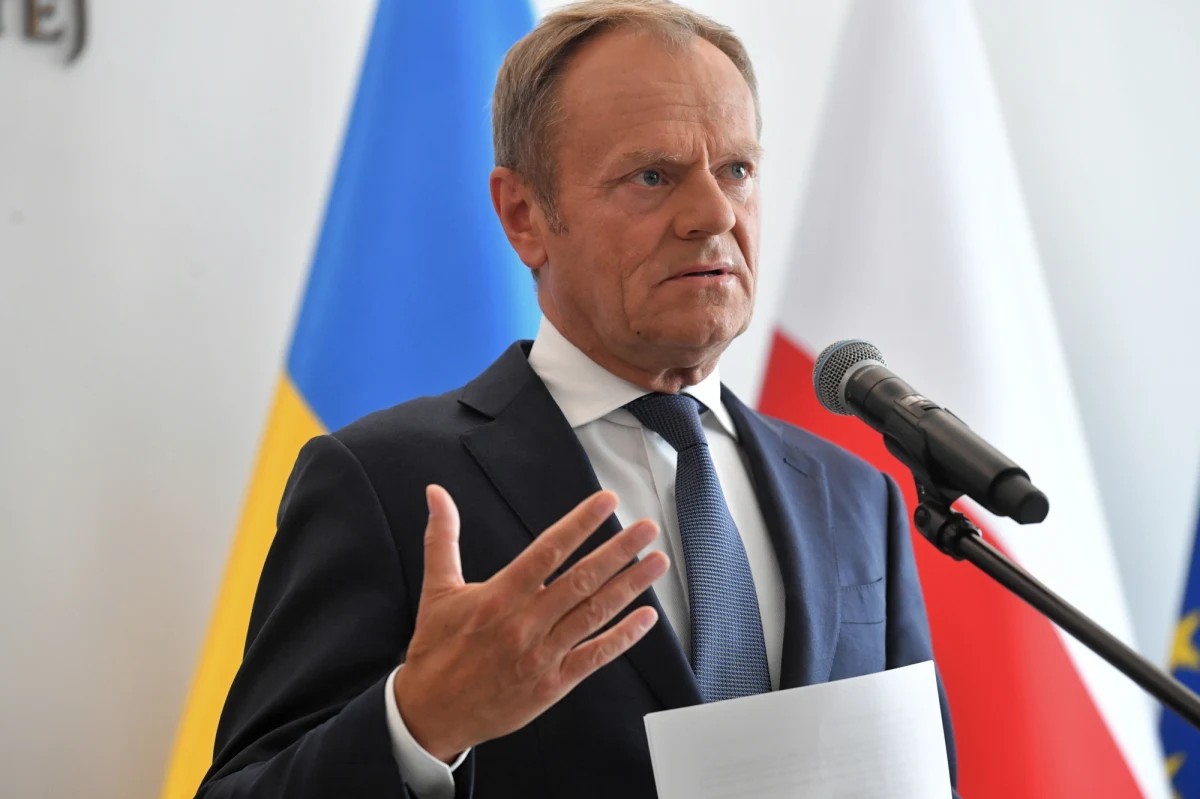 Nie ma dnia, by nie ujawniono nadużyć ze strony władzy; nie ma demokratycznego państwa w świecie, gdzie rząd przetrwałby po ujawnieniu, że premier i ministrowie wprowadzają w błąd mówiąc, że nie będzie inflacji, a w tym samym czasie kupują za miliony obligacje chroniące przed nią - mówił szef PO Donald Tusk.