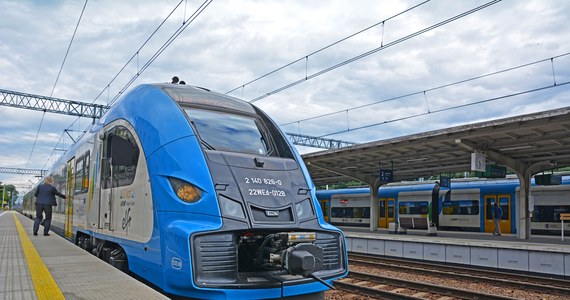 Jedno centrum sterowania zastąpi pracę czterech dotychczasowych starych nastawni. Pracujący przed monitorami dyżurni ruchu dbają o bezpieczeństwo na torach. Obiekt zlokalizowany jest przy ul. Garbarskiej w Lublinie.