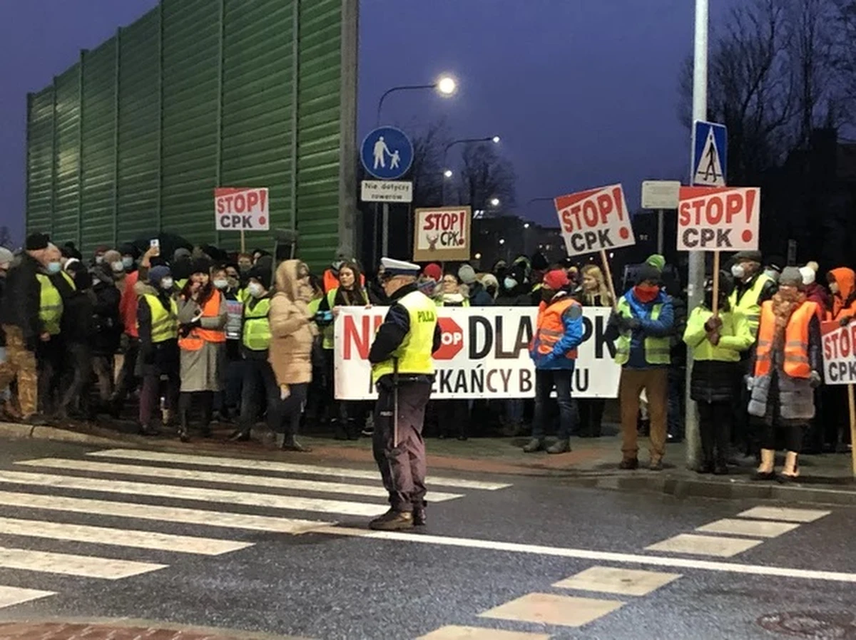 Nie dla kolei dużych prędkości – pod takim hasłem w kilku miejscach w Polsce mieszkańcy będą protestować przeciwko budowie linii kolejowych związanych z budową Centralnego Portu Komunikacyjnego. W Śląskiem kierowcy od 17:00 mogą spodziewać się utrudnień na DK 81. 