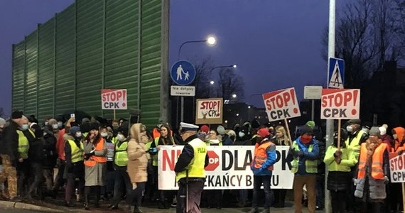 Nie dla kolei dużych prędkości – pod takim hasłem w kilku miejscach w Polsce mieszkańcy będą protestować przeciwko budowie linii kolejowych związanych z budową Centralnego Portu Komunikacyjnego. W Śląskiem kierowcy od 17:00 mogą spodziewać się utrudnień na DK 81. 