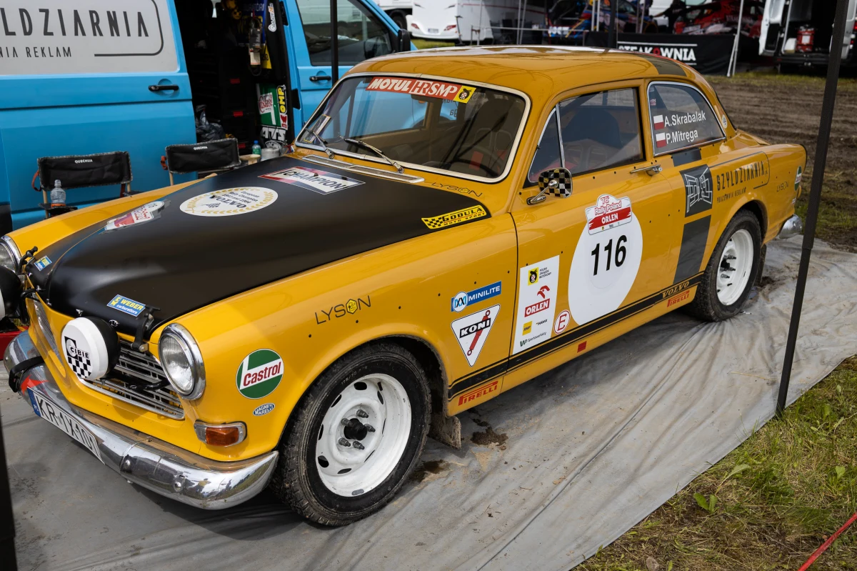 Na Rajdzie Polski w Mikołajkach oprócz najszybszych rajdówek i najnowocześniejszych konstrukcji nie brakuje także historycznych konstrukcji i pasjonatów, którzy dokonują renowacji takich właśnie samochodów. Jednym z takich wiekowych aut, znajdujących się na liście startowej 78. Rajdu Polski, jest Volvo Amazon z 1969 roku. Za kierownicą tego wyjątkowego samochodu zasiada Artur Skrabalak. Jego pilotem jest Piotr Mitręga. 