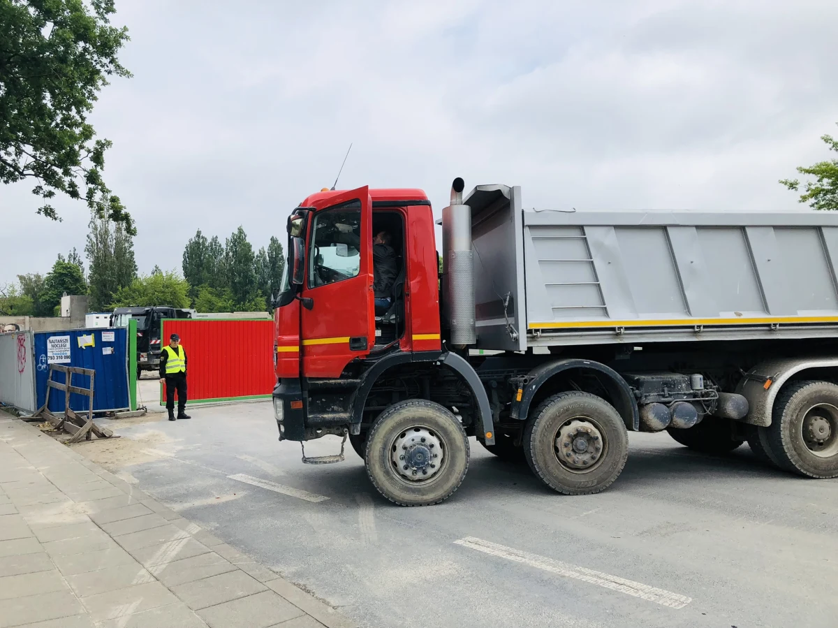 Zatrzymana budowa tunelu średnicowego w Łodzi przez pracowników firm podwykonawczych, którzy od marca nie mają wypłacanych pieniędzy za wykonane prace. Chodzi o tunel kolejowy, który ma połączyć dwa najważniejsze dworce Łódź Fabryczna i Kaliska. Przekop powstaje z wykorzystaniem gigantycznych tarcz drążących.